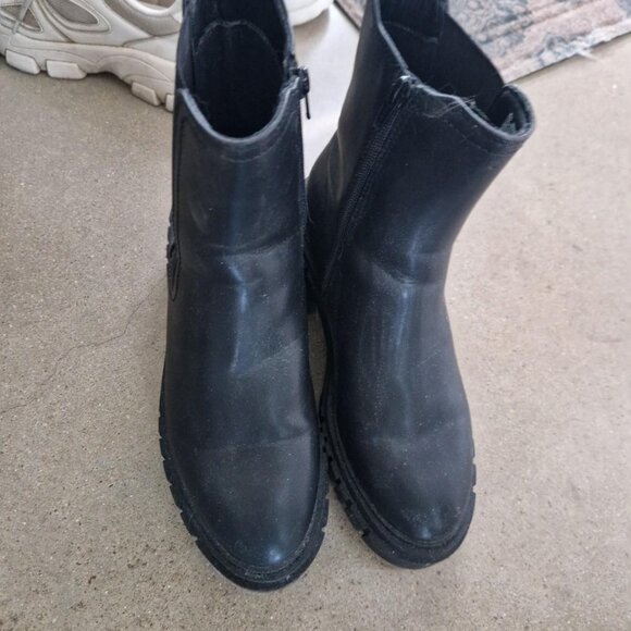 Black faux leather Chelsea boots. great condition, just dusty - Picture 2 of 4